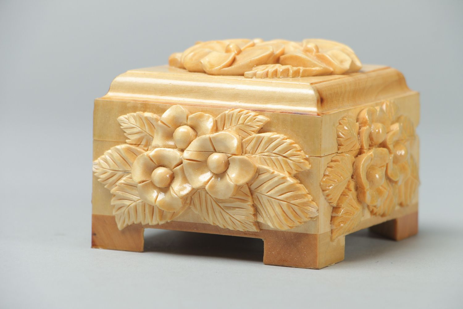 Boîte à bijoux sculptée en bois clair  photo 1
