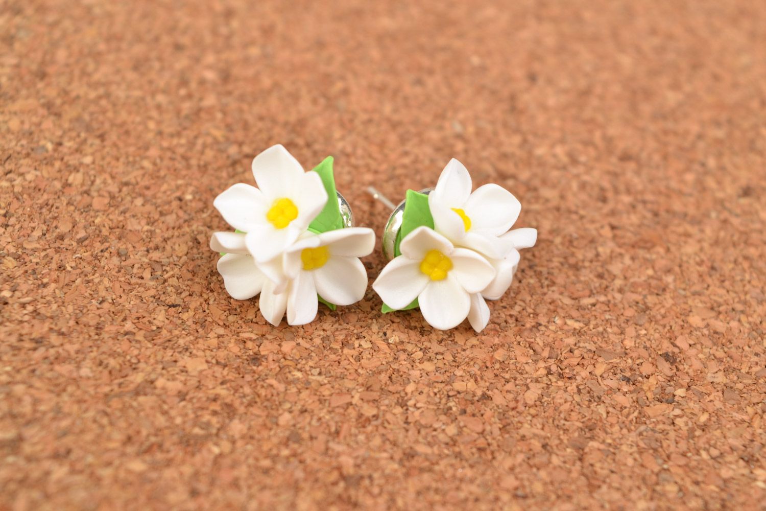 Handmade Ohrstecker aus Polymerton mit Blumen in Weiß Geschenk für Frauen foto 1