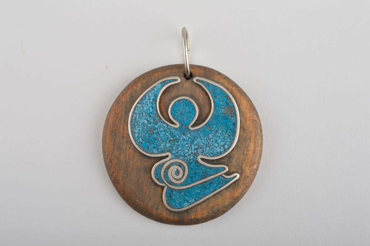 Pendentif en métal et bois Bijou fait main rond avec ange bleu Accessoire femme photo 1