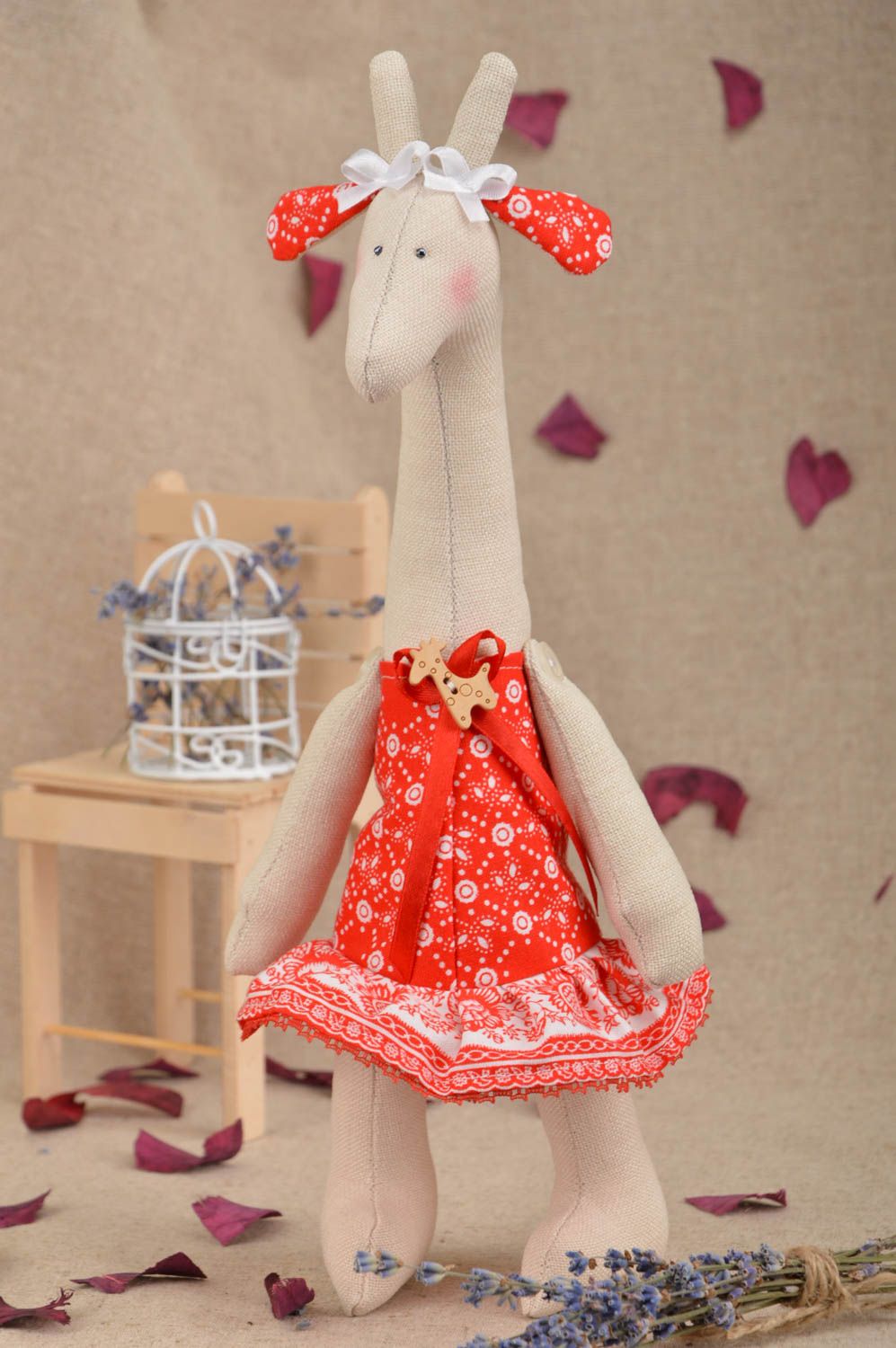Schönes originelles handmade Stofftier Giraffe im roten Kleid für Kinder foto 1