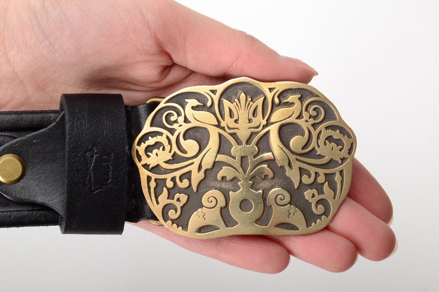 Cinturón de cuero natural con hebilla metálica con relieve artesanal foto 5