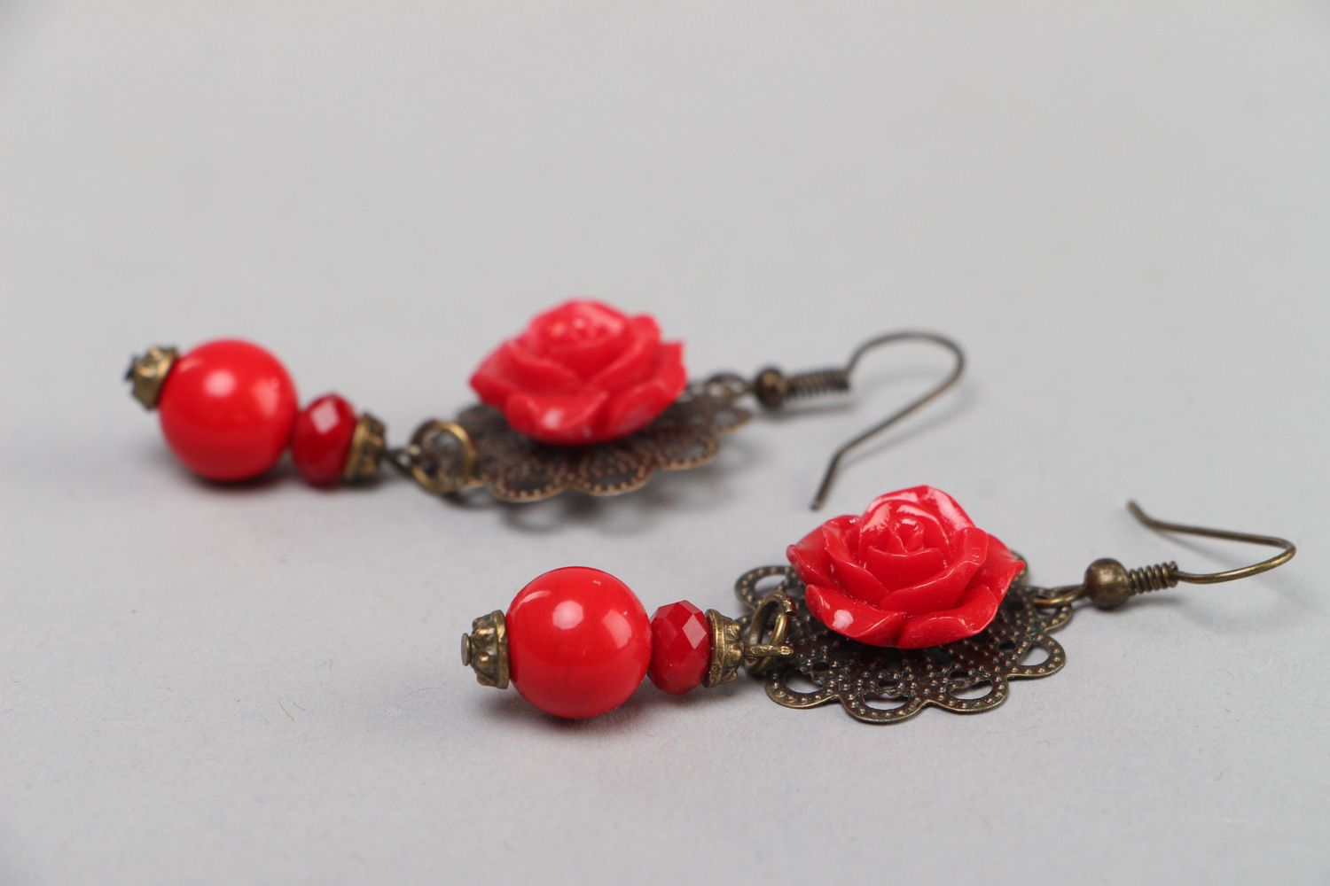 Rote handgemachte Ohrringe aus Ton mit Glaskugeln und metallischer Fourniture  foto 2