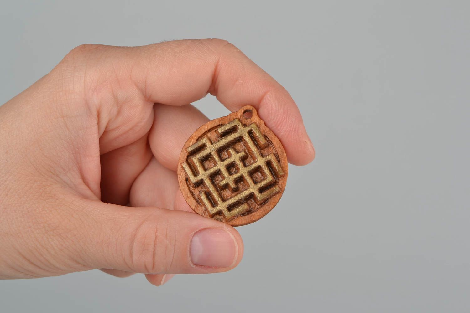 Pendentif amulette en bois de chêne peint rond fait main avec symbole Belobog photo 2