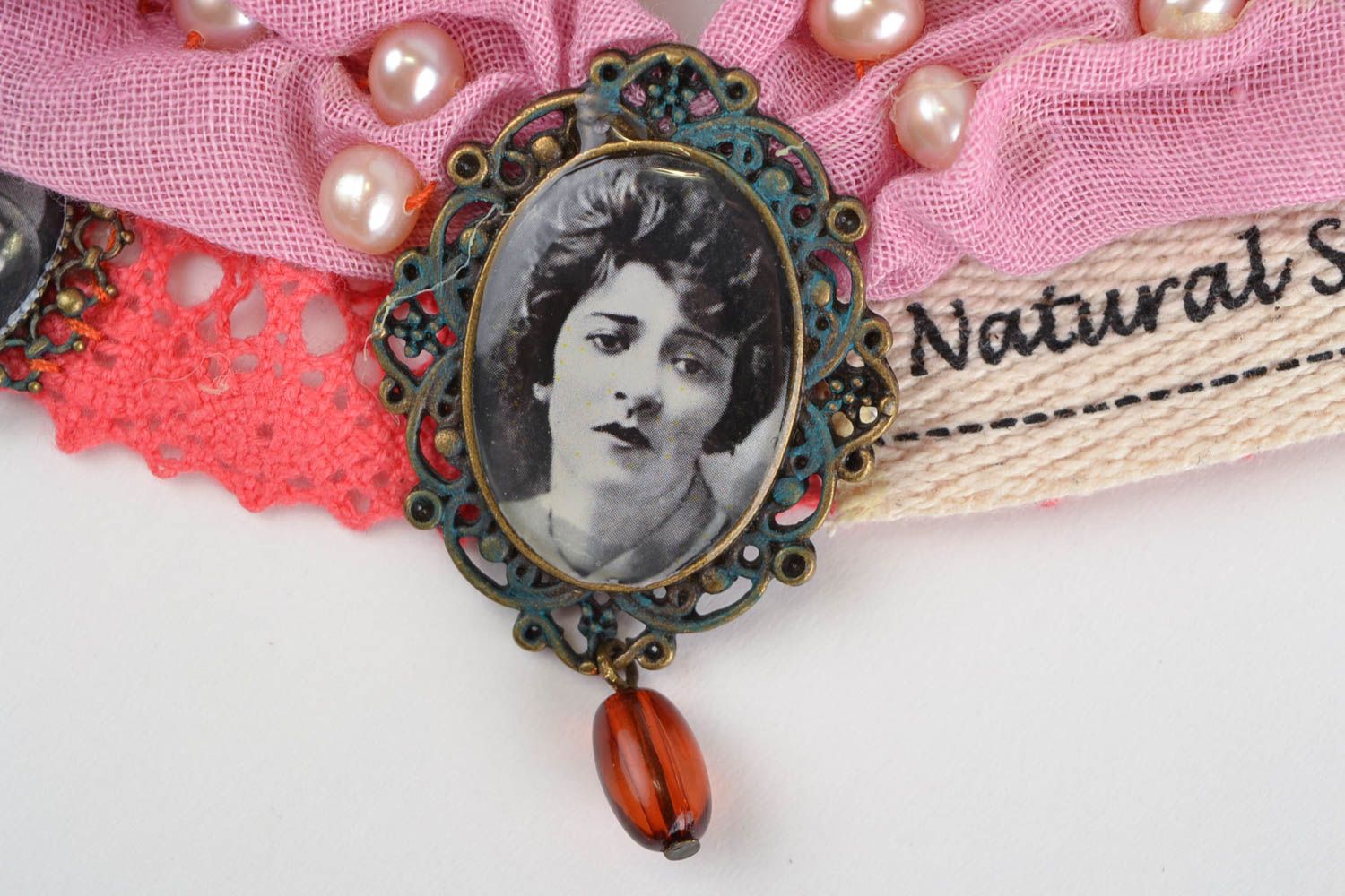 Bracelet vintage fait main Bijoux artisanaux en tissu dentelle Accessoire femme photo 1