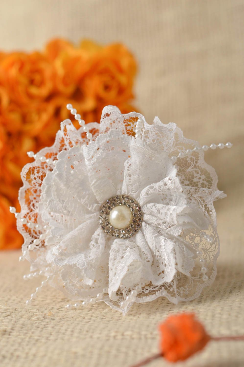 Broche blanche faite main Accessoire femme avec perle fantaisie Petit cadeau photo 1