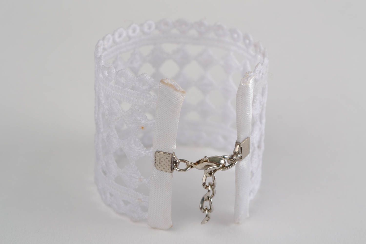 Handgemachtes schönes breites weißes Armband aus Spitze mit Kristall Perle foto 3