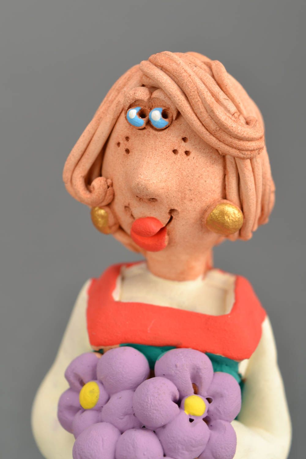 Керамическая статуэтка Девушка с букетом фото 4