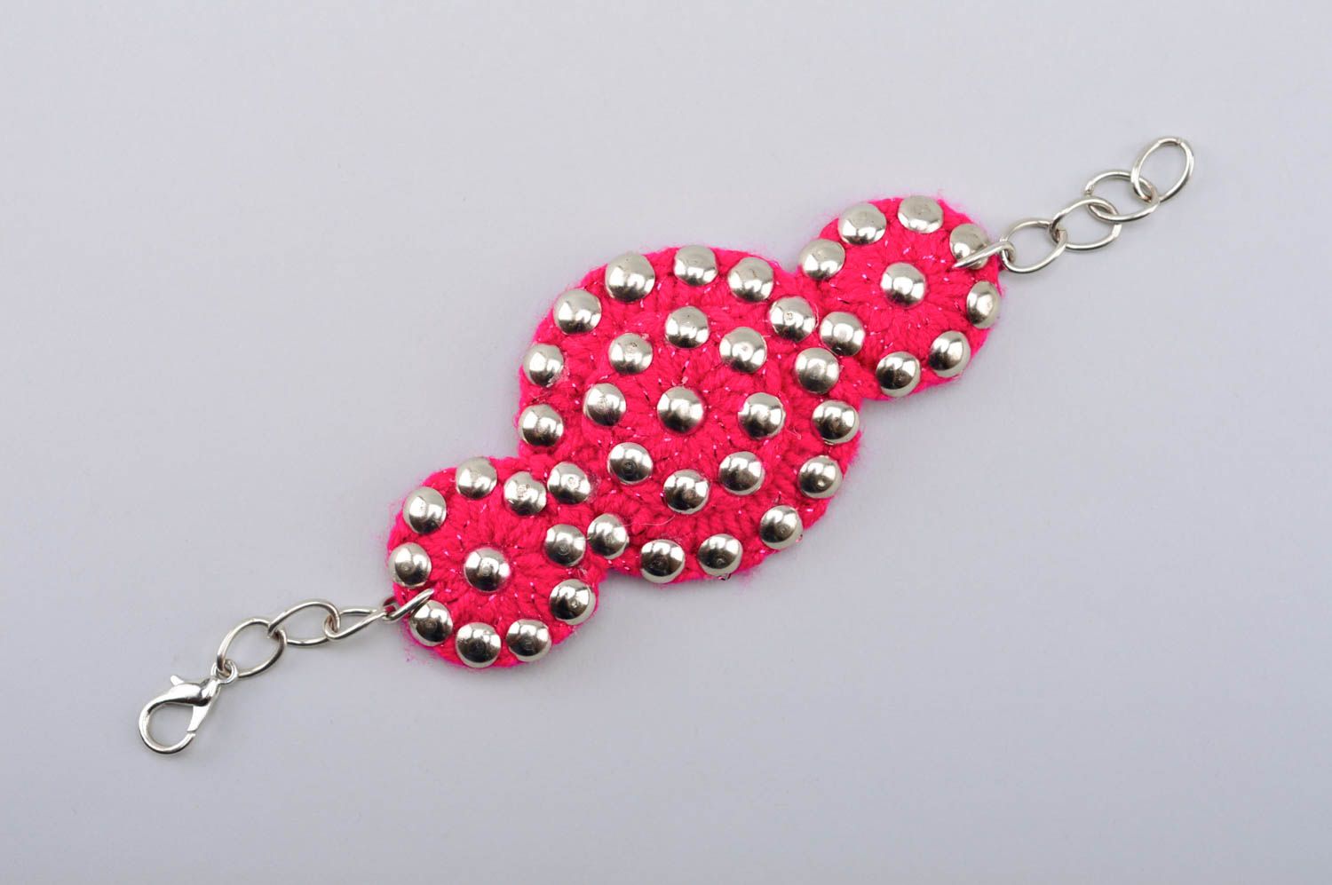 Bracelet tricot Bijou fait main large fils roses rivets en métal Cadeau femme photo 4