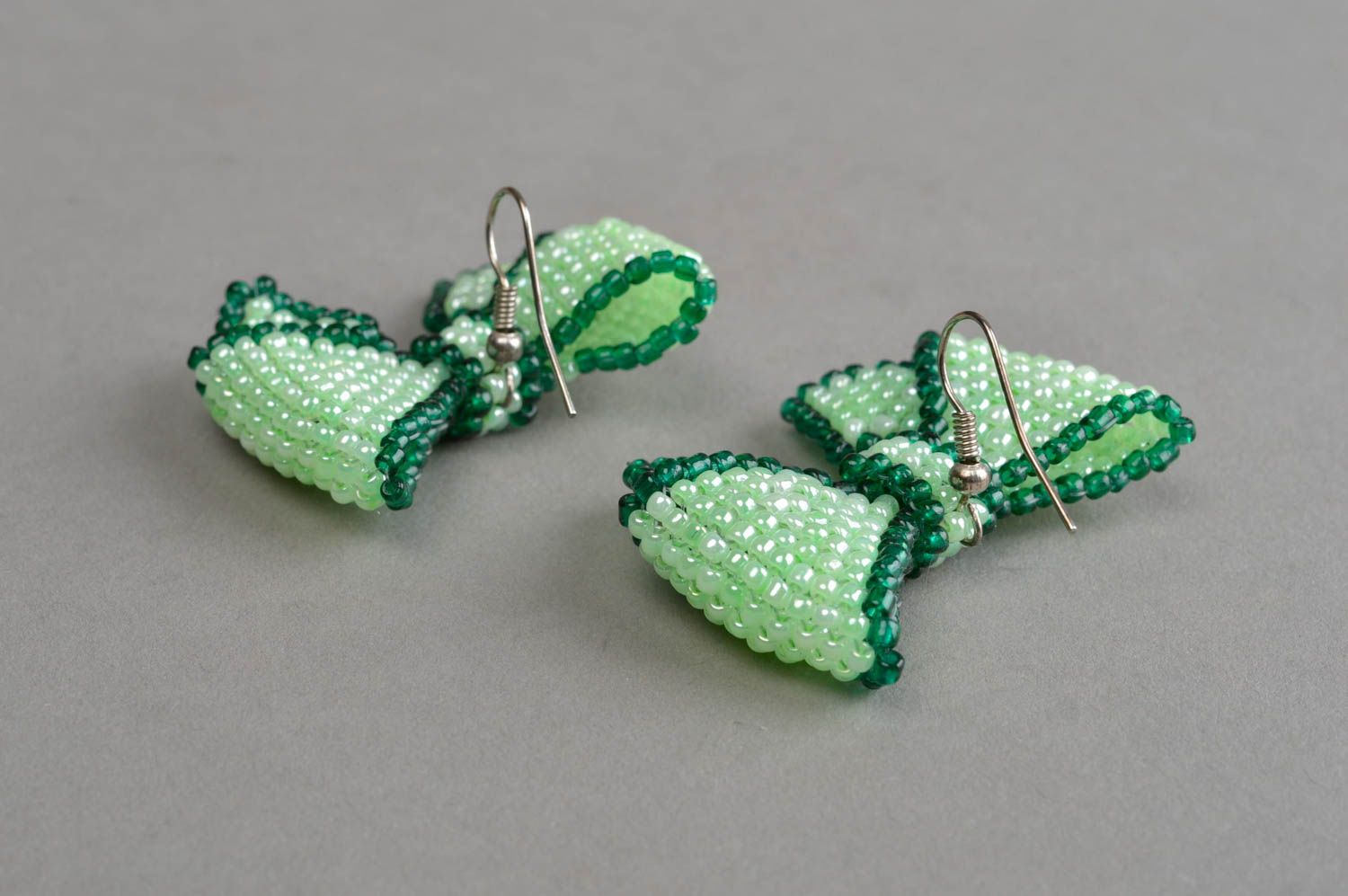 Geflochtene schöne handgemachte Glasperlen Ohrringe Schleifen in Grün für Damen foto 3