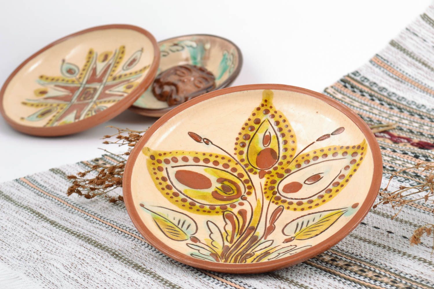 Assiette céramique peinte de glaçure ronde à motif végétal décorative faite main photo 1