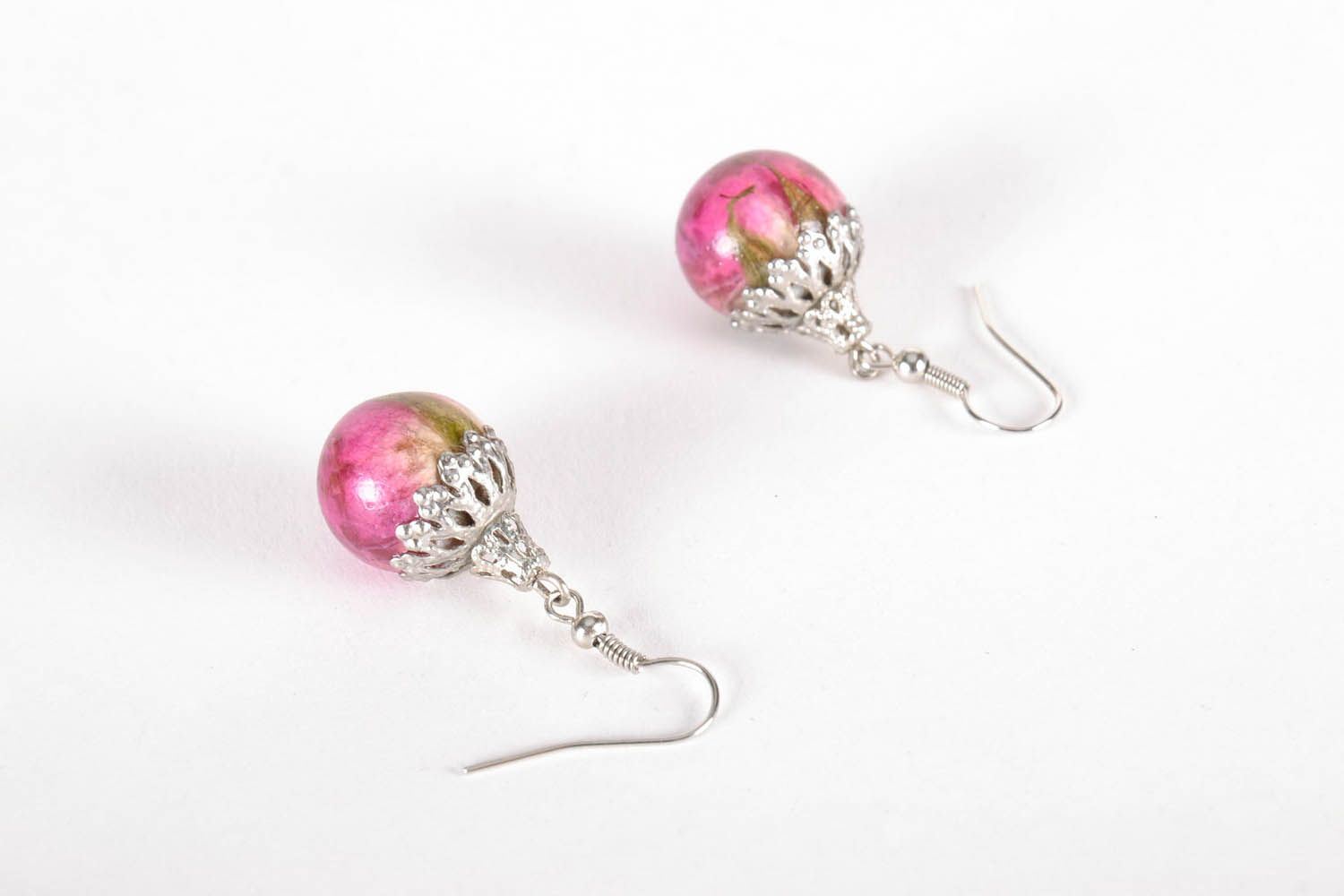 Earrings with rose petals and epoxy photo 1