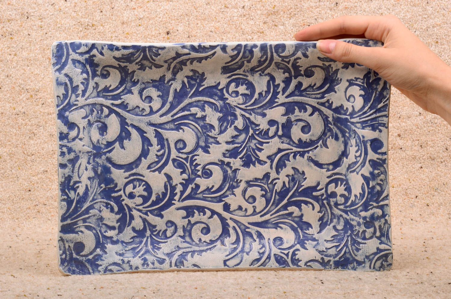 Бело-синяя керамическая тарелка для интерьера ручной работы из белой глины фото 2