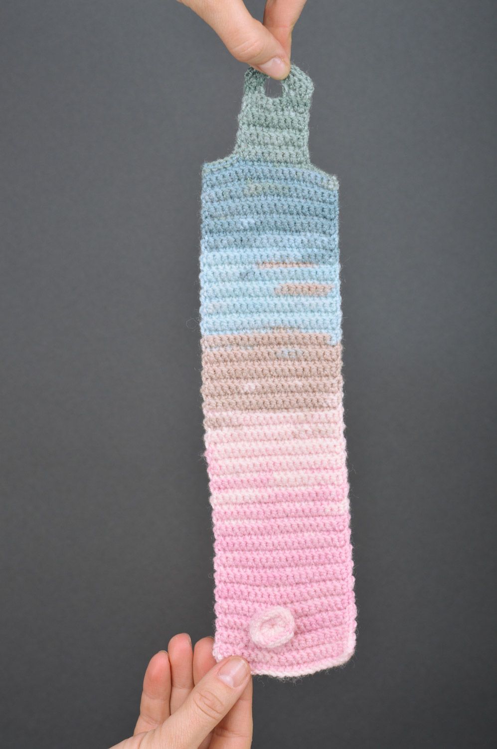 Чехол для чашки разноцветный шерстяной крючком ручной работы на вязаной пуговице фото 5