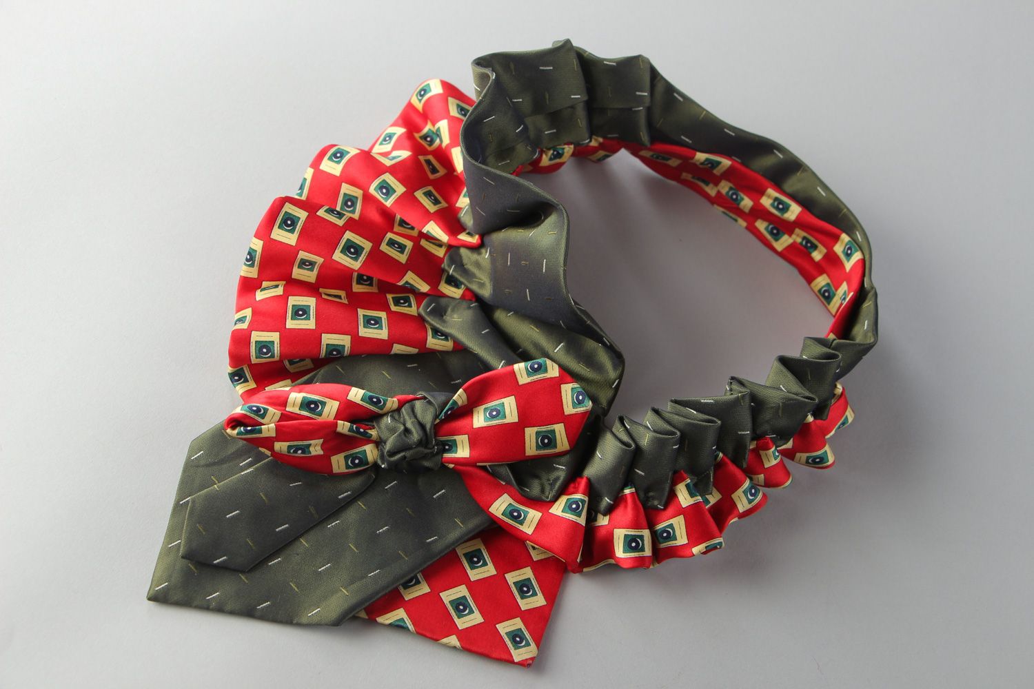 Яркое текстильное колье из галстуков шелк и атлас объемное фото 2