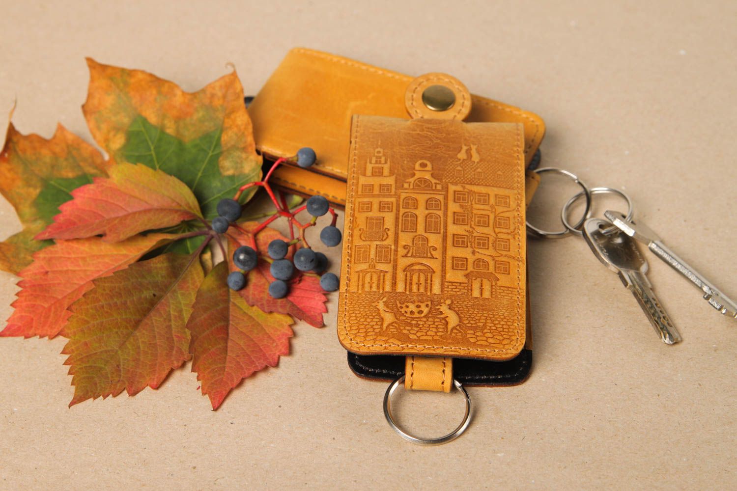 Кожаное изделие ручной работы оригинальный подарок желтая кожаная ключница фото 1