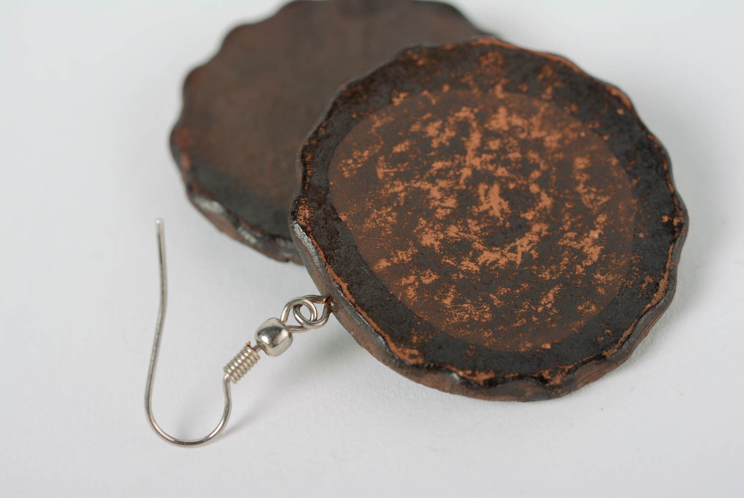Ovale künstlerische braune Ohrringe aus Ton mit Emaille Bemalung handmade Schmuck foto 5