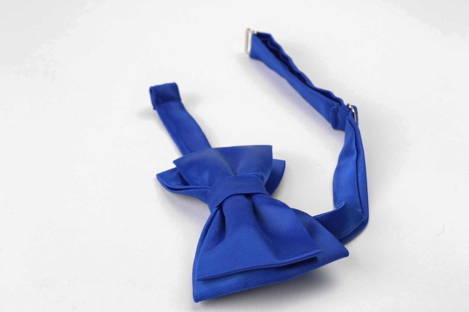 Gravata-borboleta artesanal azul de cetim  foto 4