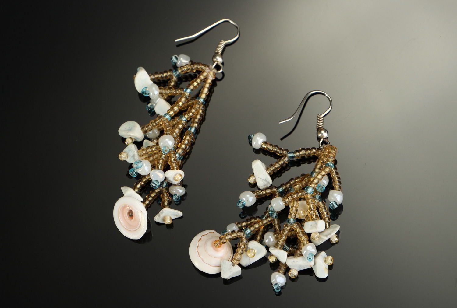 Boucles d'oreilles pendantes en perles de rocaille, turquoise et coquillages  photo 1