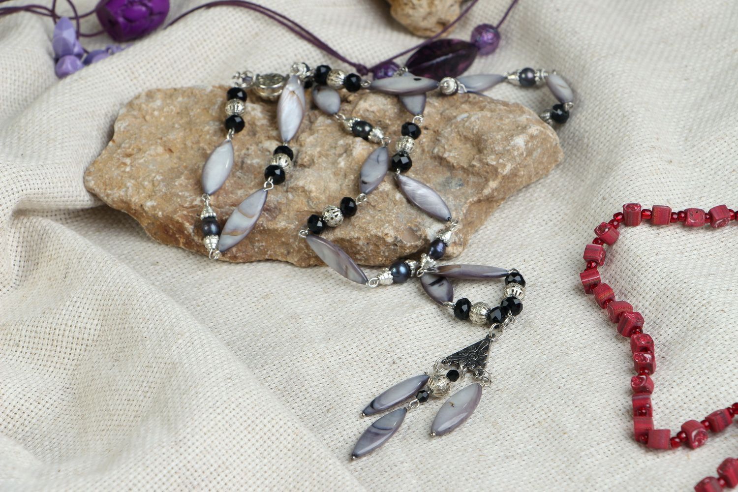 Handmade Collier aus Perlmutt und schwarzen Perlen foto 4