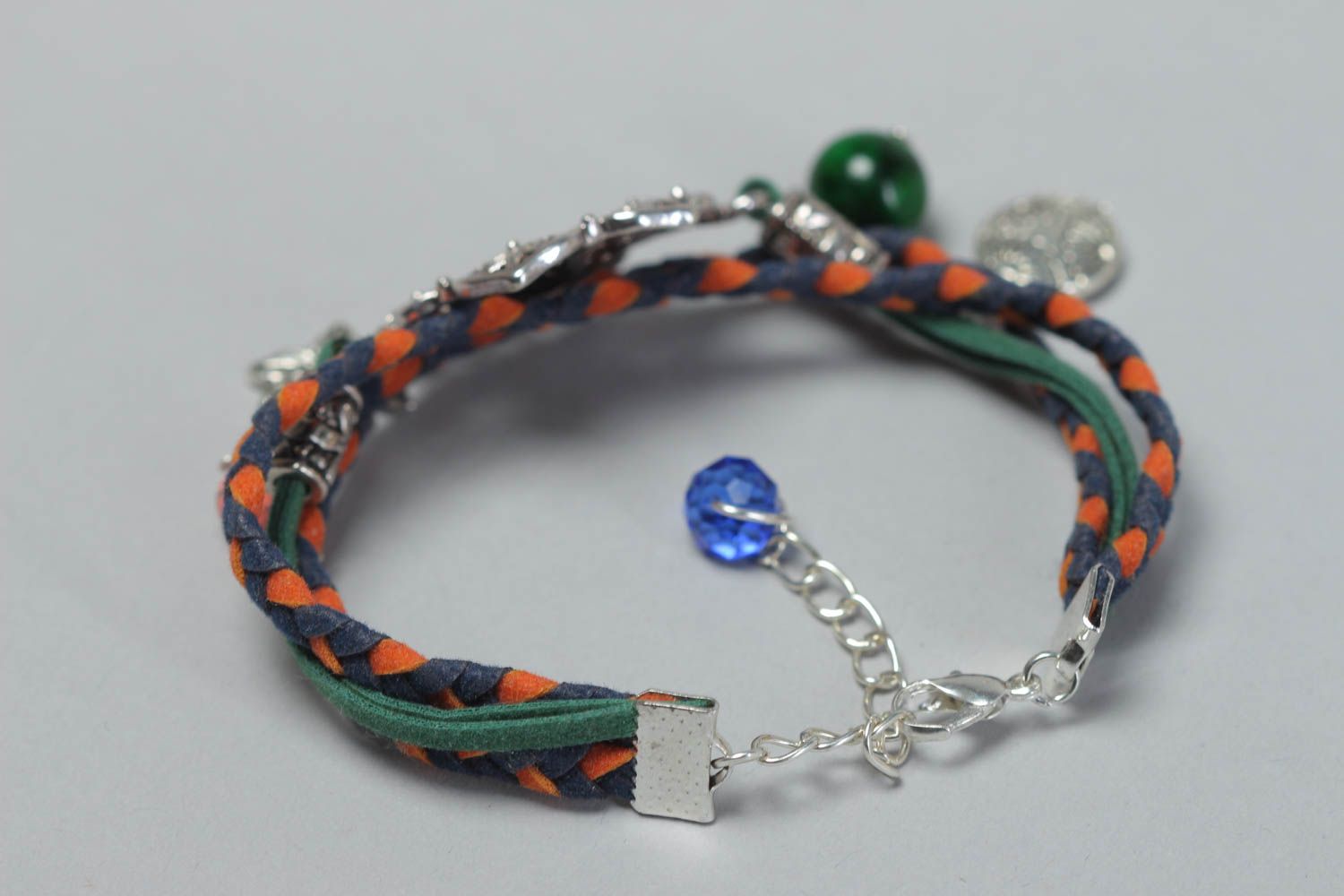 Bracelet en cuir tressé fin multicolore avec éléments en métal fait main  photo 4