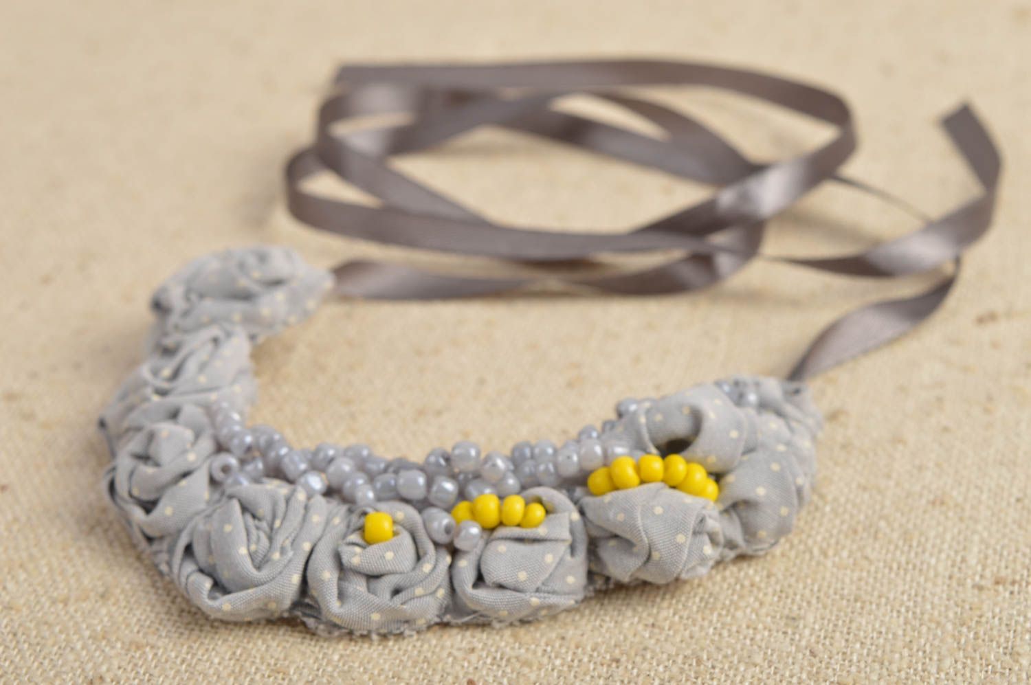 Collier textile gris Bijou fait main perles fantaisie jaunes Accessoire femme photo 1