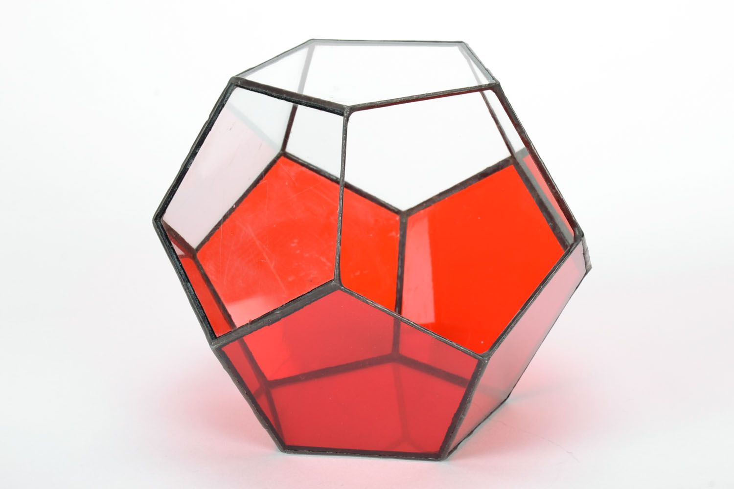 Vase décoratif en verre vitrail en forme de dodécaèdre rouge photo 3