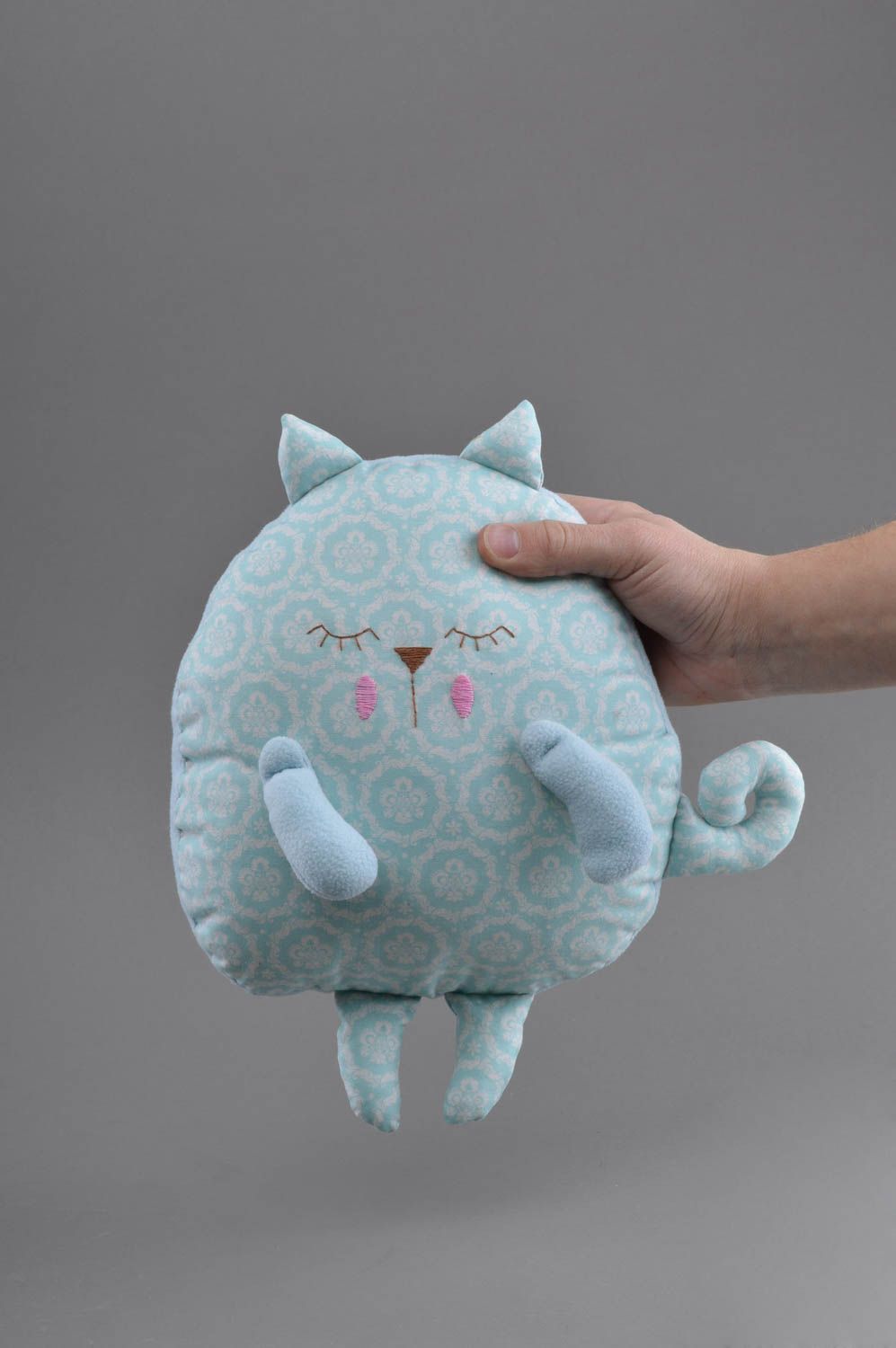 Интерьерная игрушка-подушка из хлопковой ткани ручной работы голубенький котик фото 4