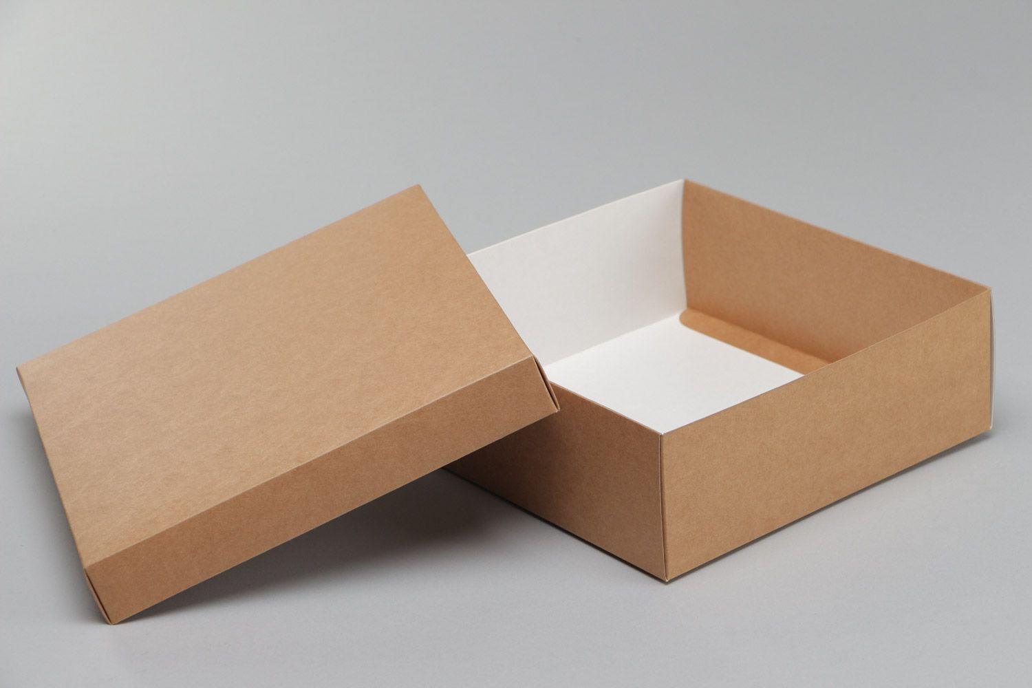 Коричневая картонная коробка для подарков ручной работы авторская универсальная фото 4
