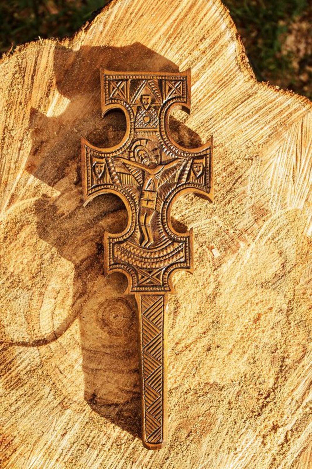 Croix sculptée en bois photo 2