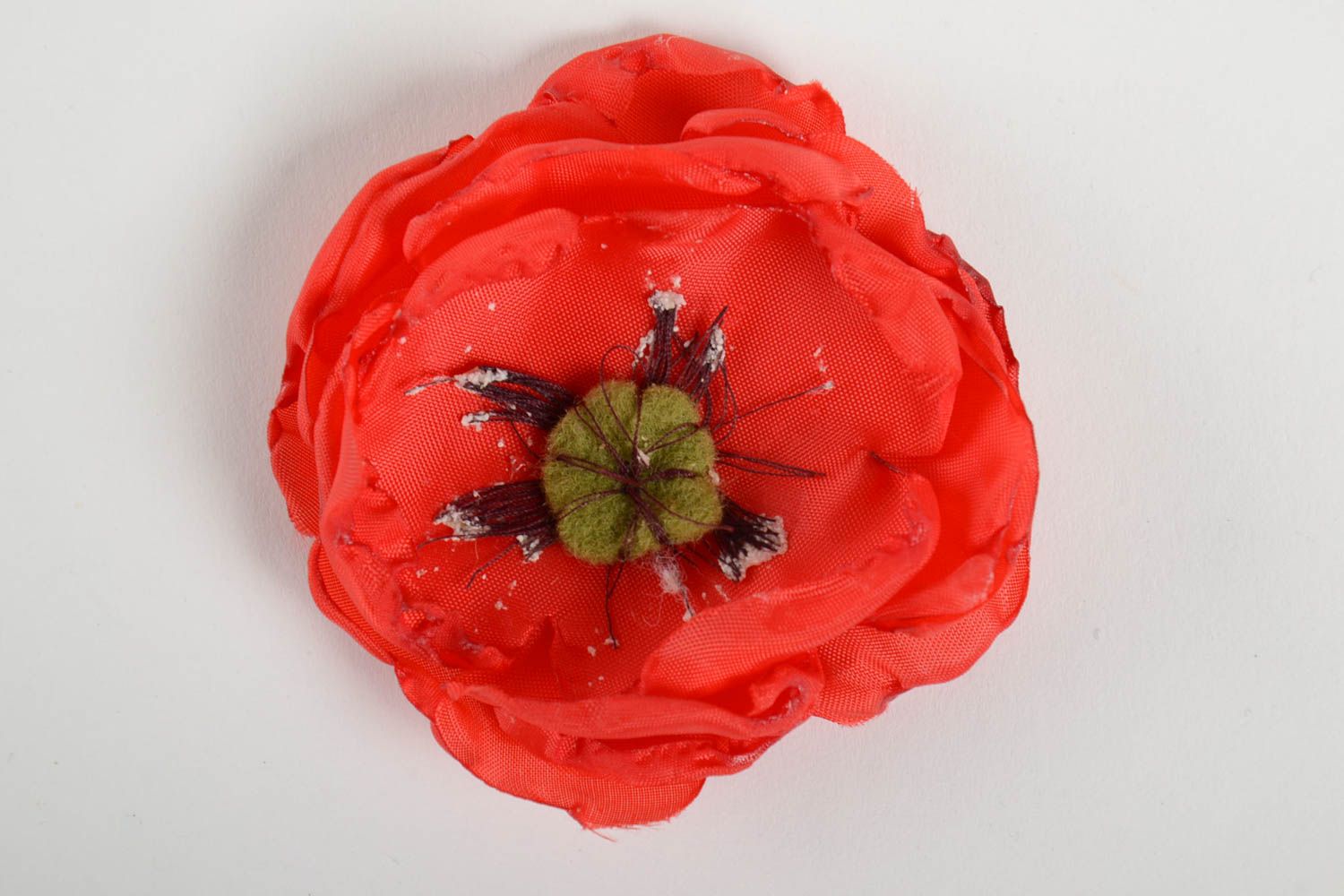 Красная брошь из лент хенд мейд в виде цветка стильный женский аксессуар  фото 4