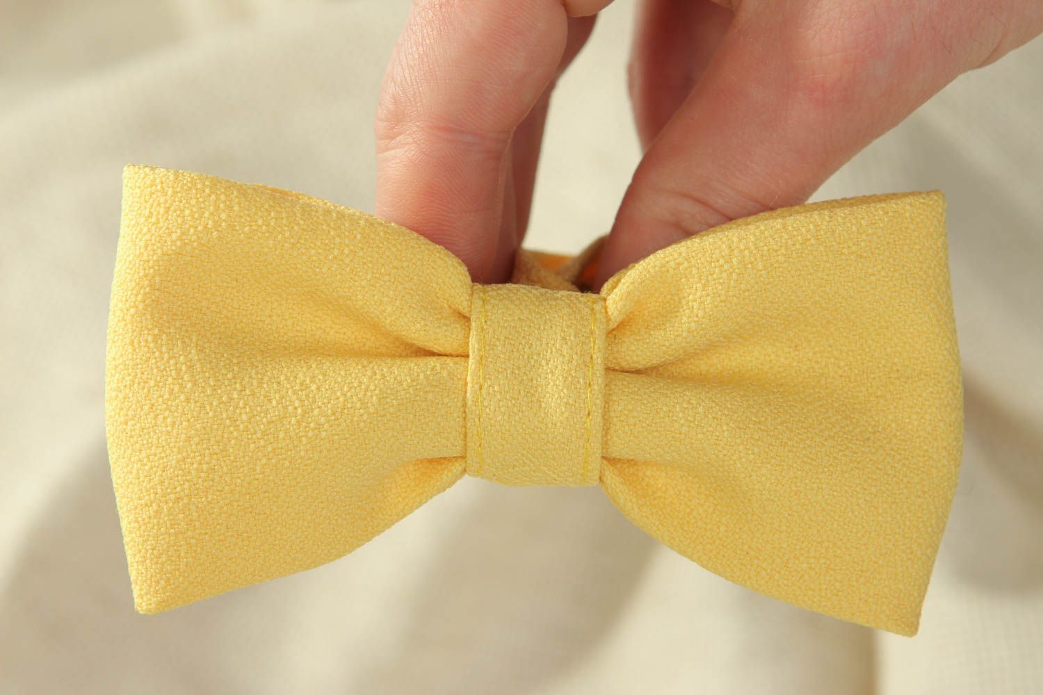 Желтый галстук-бабочка из крепа фото 4