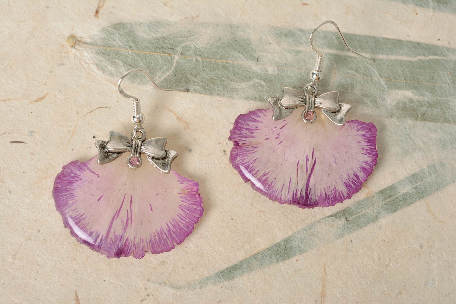 Set of jewelry made of epoxy resin with dried flowers earrings and pendant photo 3