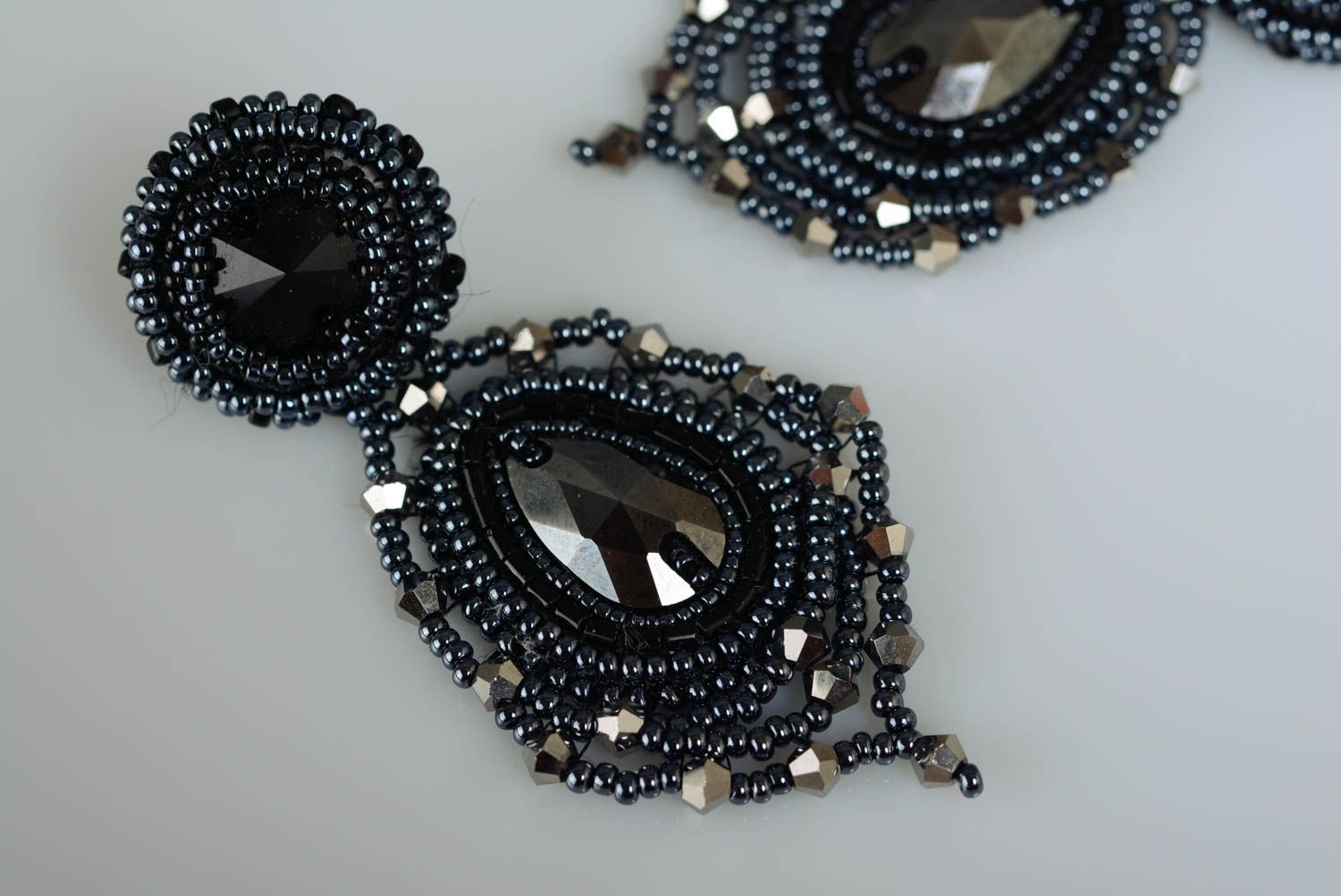 Schwarze handgemachte bestickte Glasperlen Ohrringe mit Hämatit auf Lederbasis foto 2