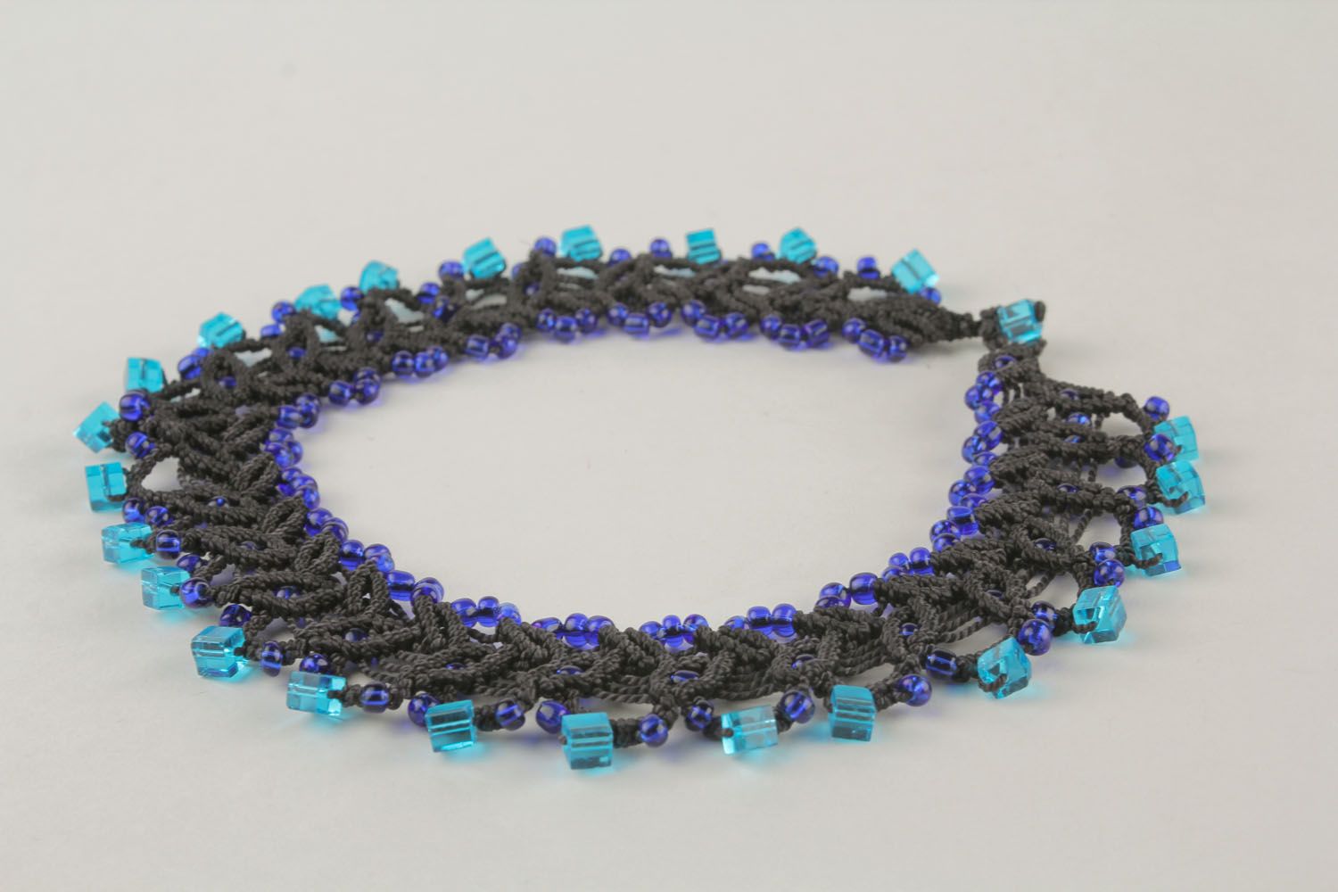 Necklace made of threads and beads photo 4