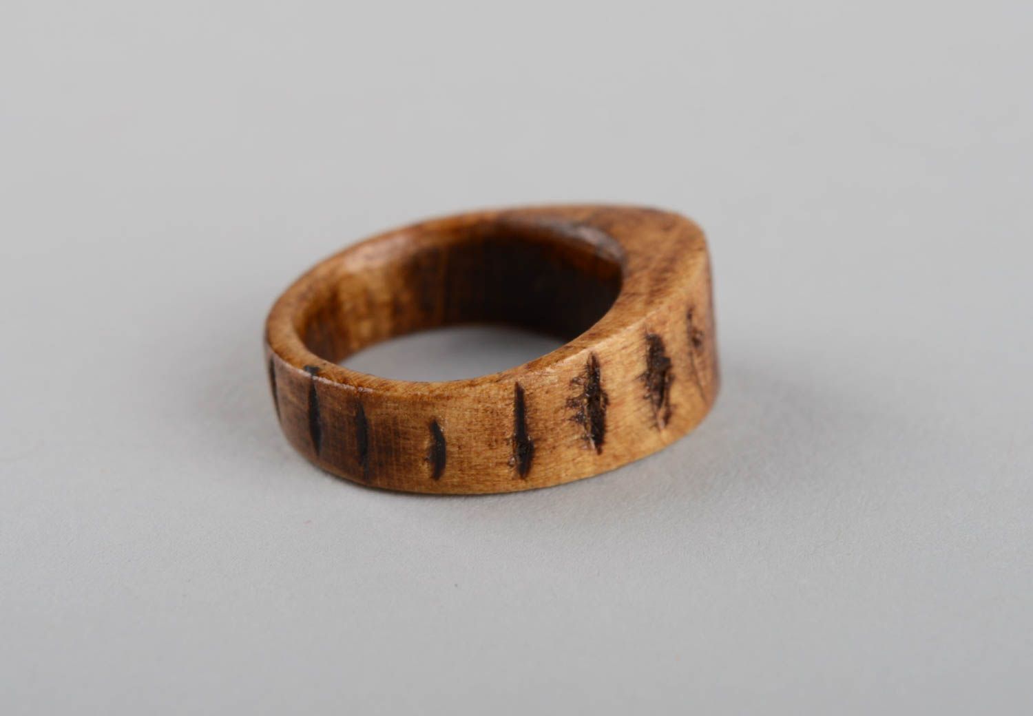 Изделие из дерева ручной работы дизайнерское украшение кольцо из дерева фото 9