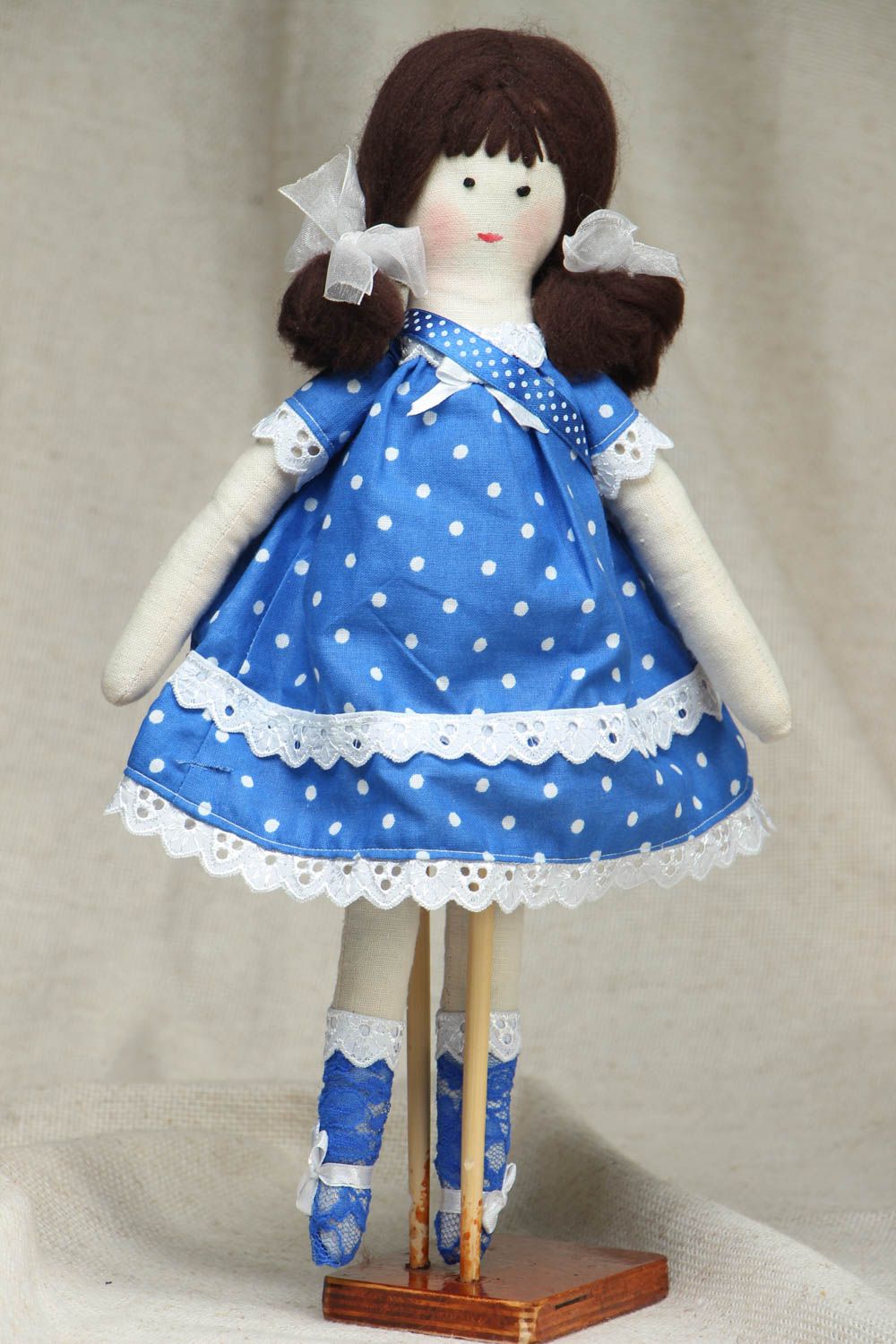 Muñeca de peluche hecha a mano con vestido azul foto 1