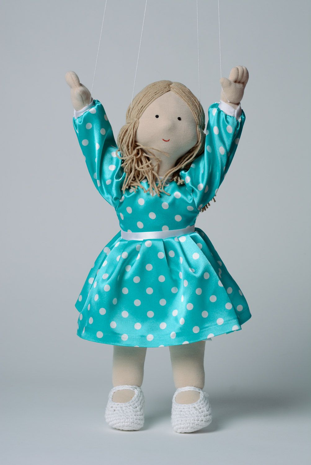 Ручная марионетка кукла ручной работы трикотажная в платье в горошек фото 1