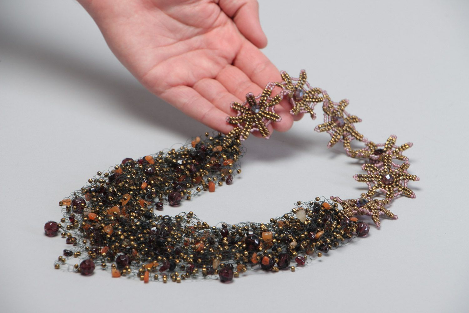 Ожерелье из бисера и натуральных камней плетеное ручной работы красивое объемное фото 5
