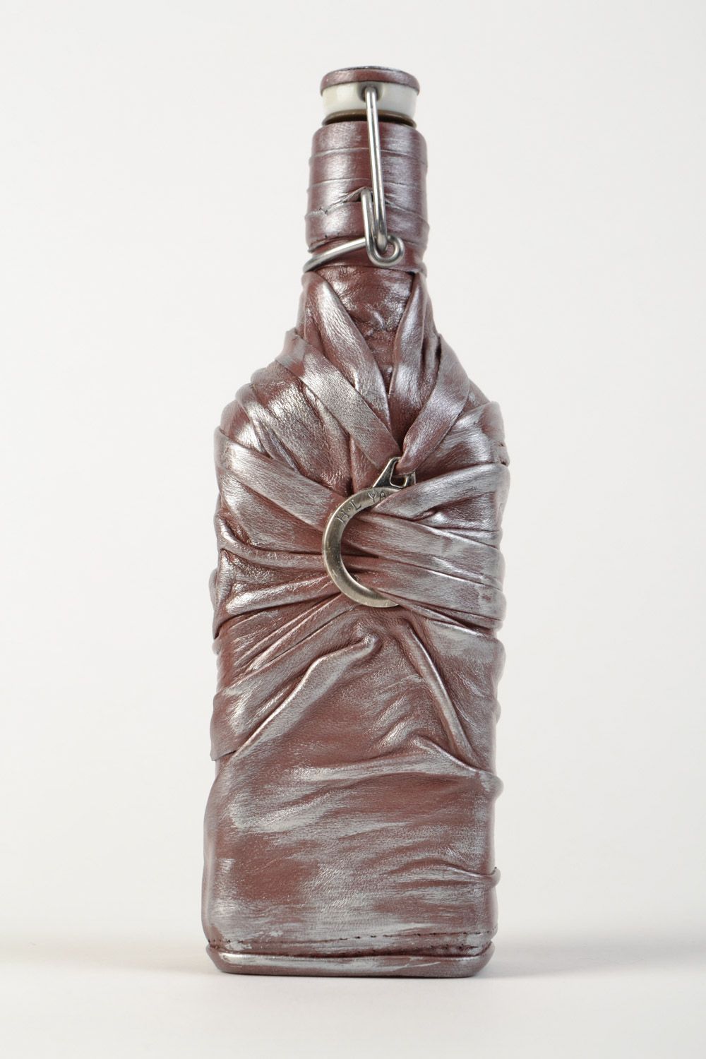 Hohe hangemachte Deko Flasche im Leder mit Kork in Mocca Farbe für Wein und Interieur foto 1