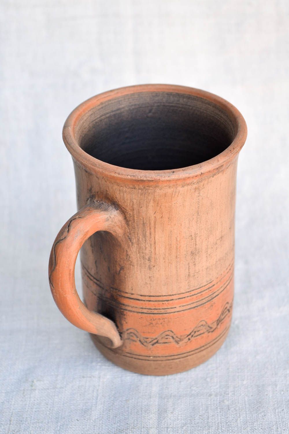 Tasse en argile faite main Mug marron à motifs grattés Vaisselle originale 40 cl photo 5