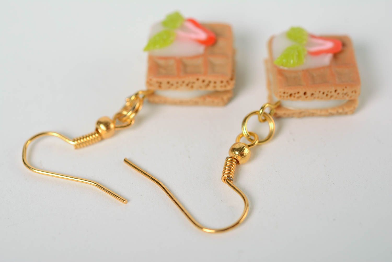 Nette originelle Ohrringe aus Polymerton Waffel Handarbeit für Geschenk foto 4