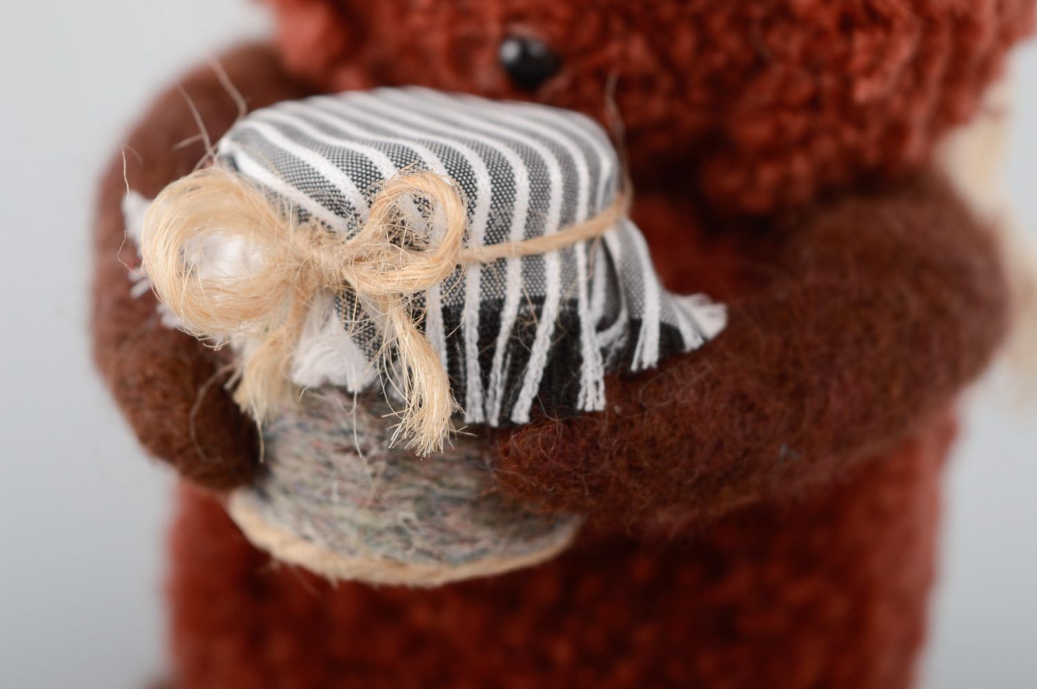 Мишка из помпонов мягкая игрушка ручной работы фото 3