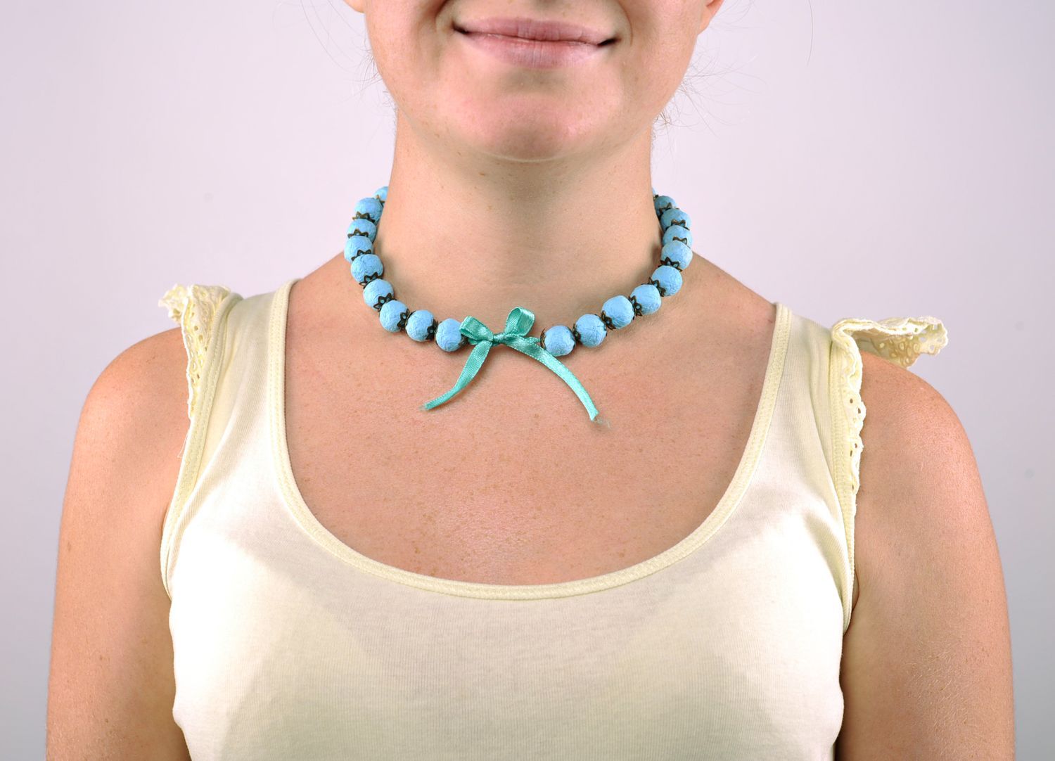 Collar de moda de color azul hecho de papel foto 4