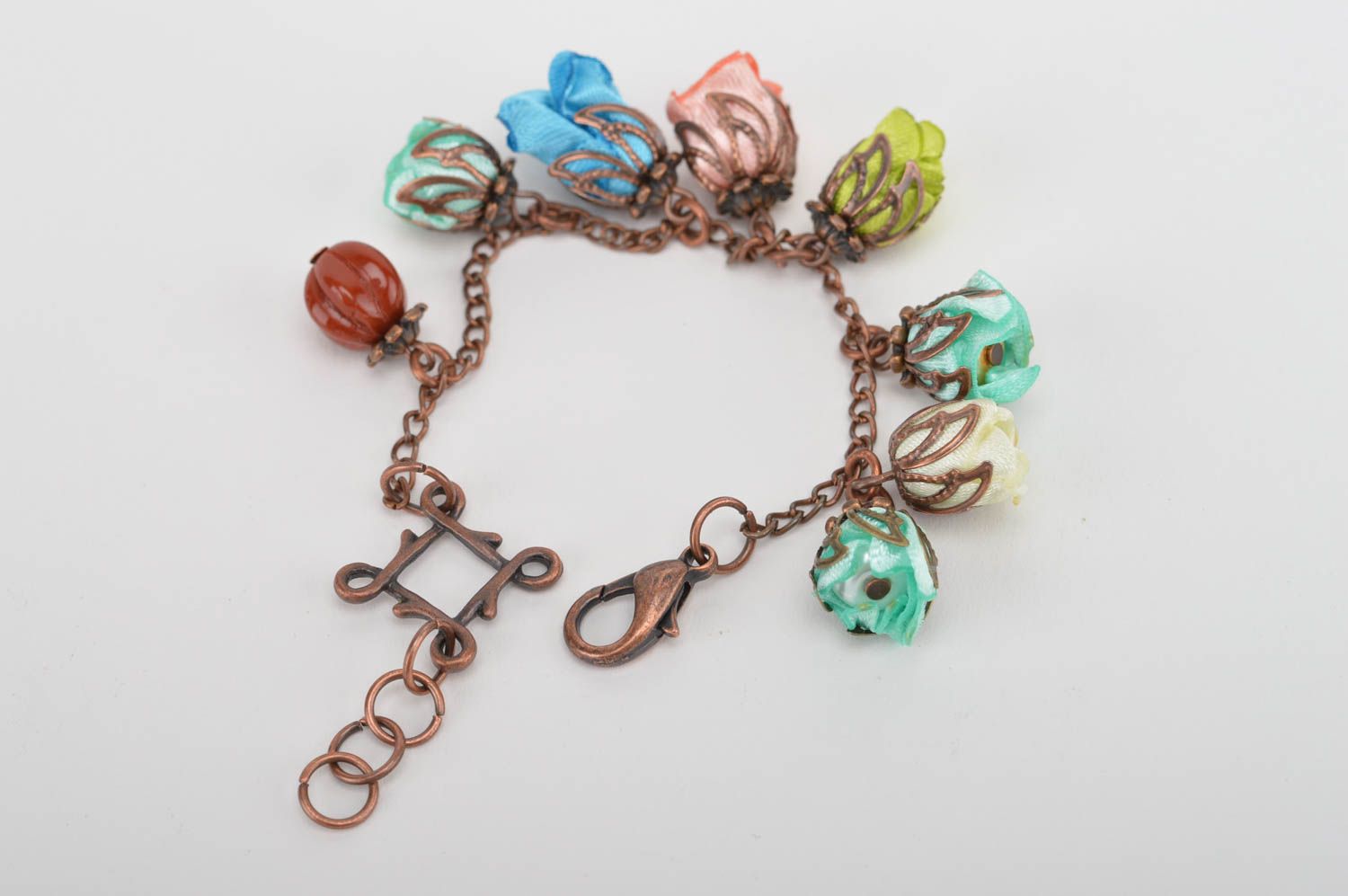Оригинальная металлический браслет с цветами из атласных лент ручной работы фото 4
