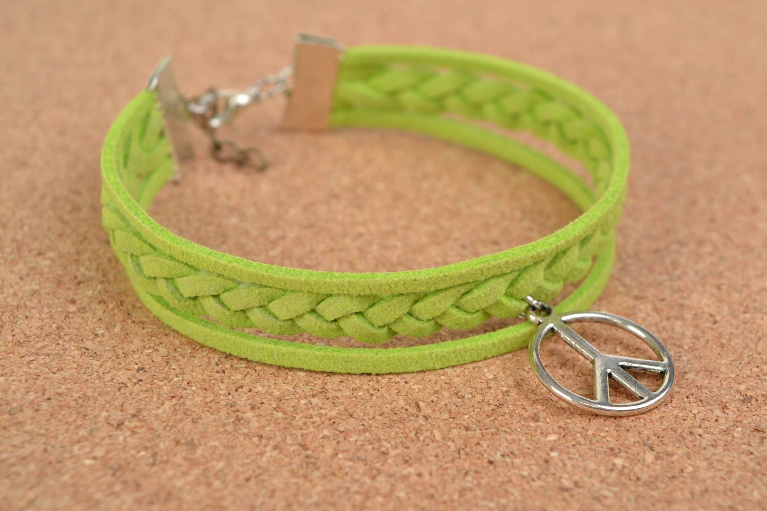 Bracelet tressé en daim vert clair avec pendeloque symbole de paix fait main photo 1