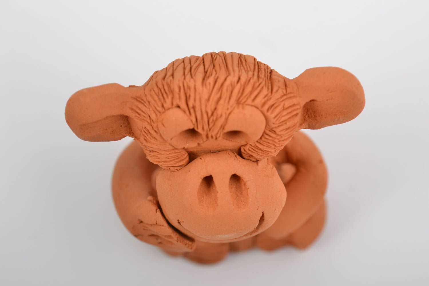 Декоративная глиняная фигурка обезьянки коричневая забавная ручной работы фото 5