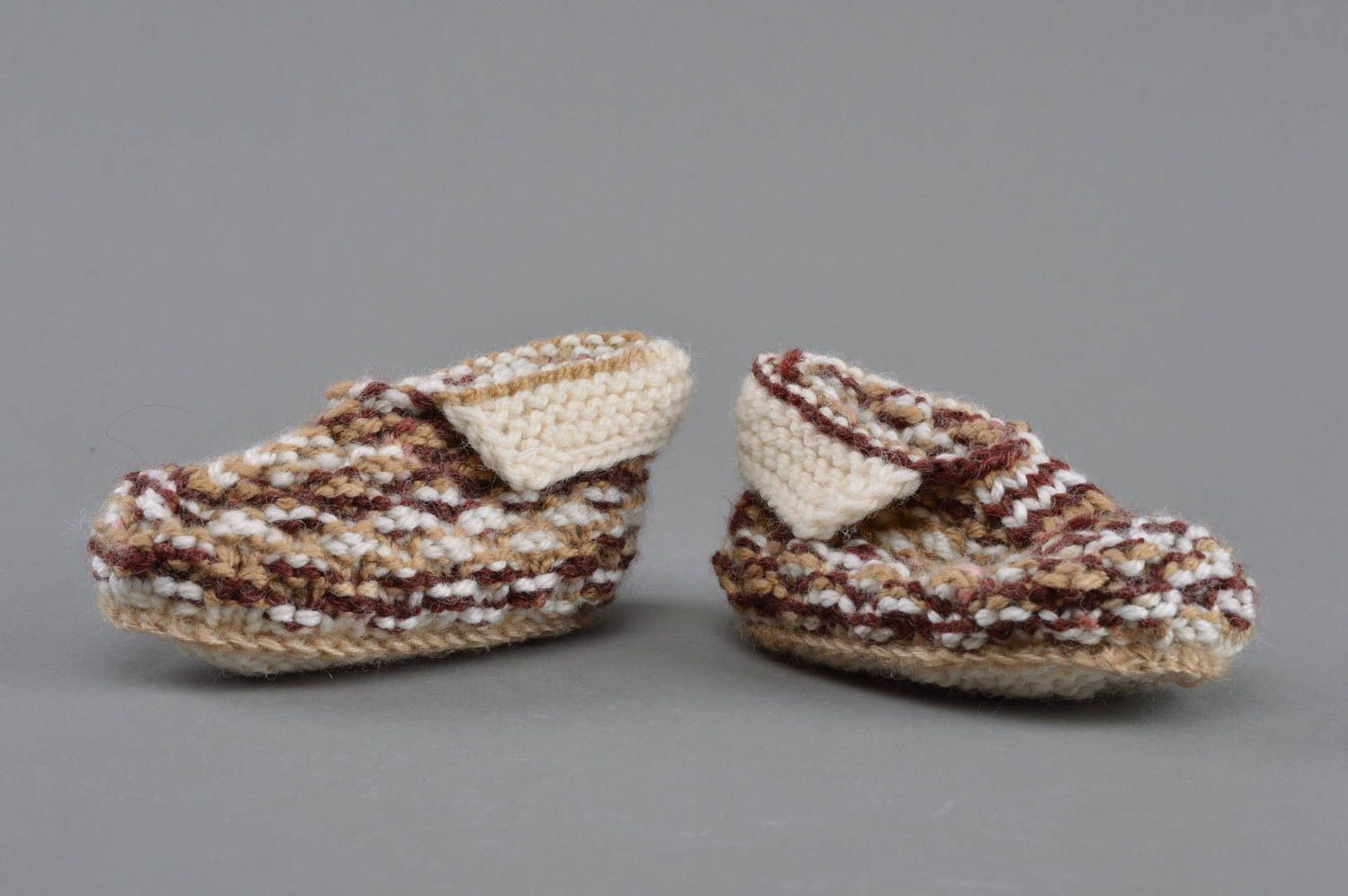 Chaussons pour bébé tricotées en laine faites main de design couleur beige photo 3