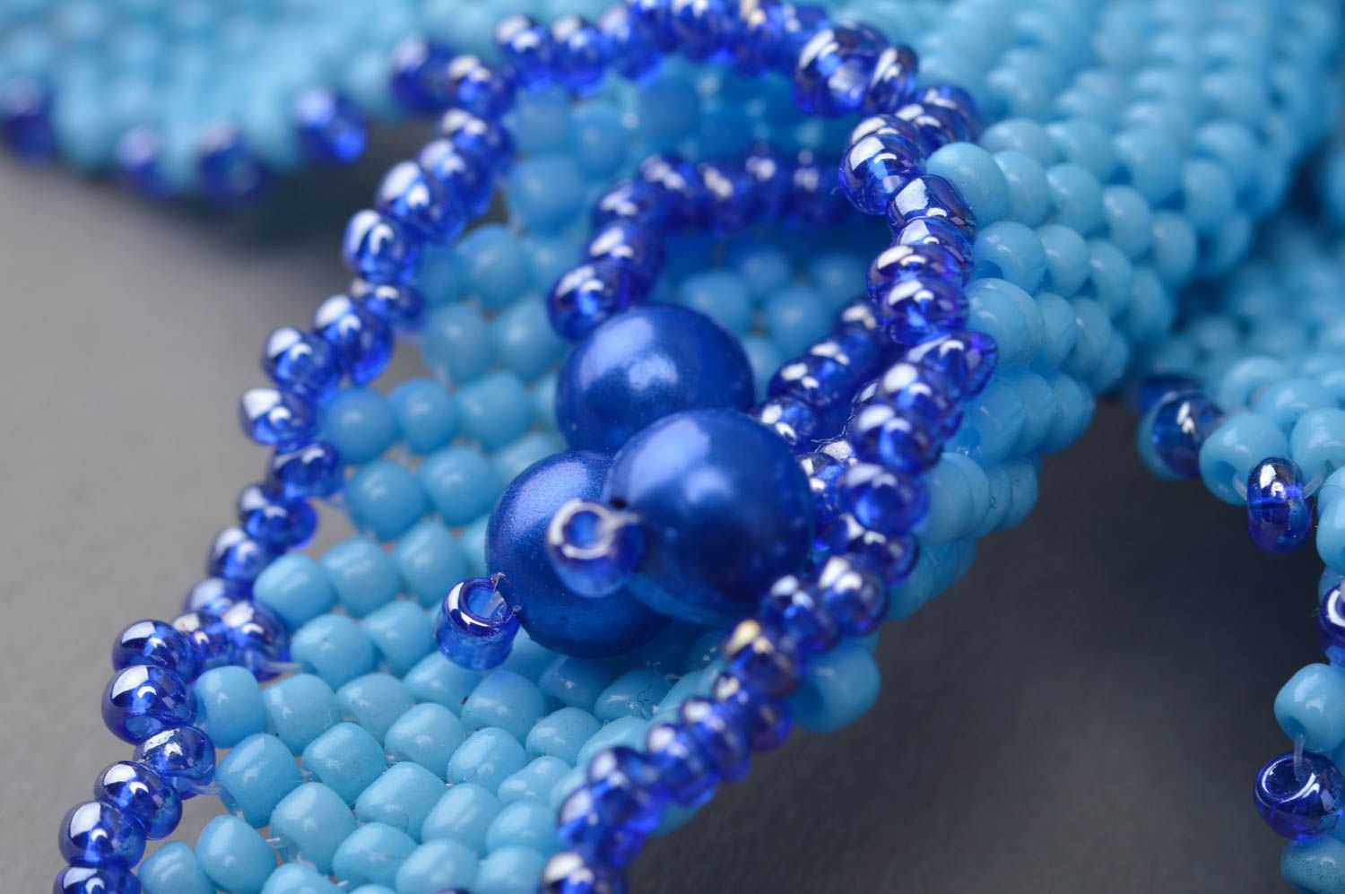 Broche fleur en perles de rocaille et perles fantaisie faite main grande bleue photo 4