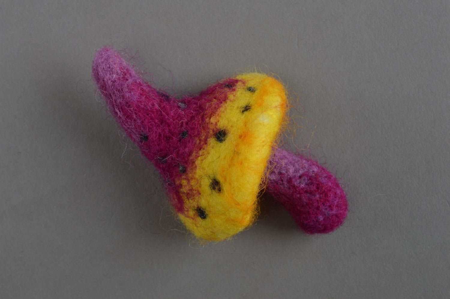 Broche en laine feutrée faite main originale grande champignon mauve-jaune photo 2