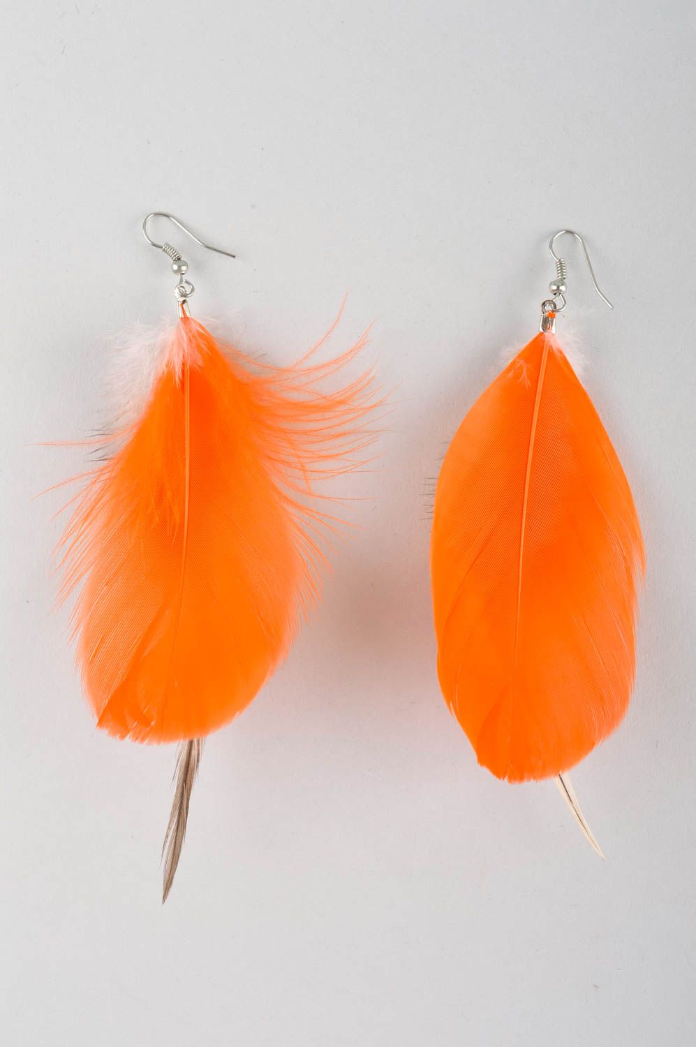 Серьги из перьев хэнд мэйд дизайнерское украшение оранжевые серьги с подвесками фото 4
